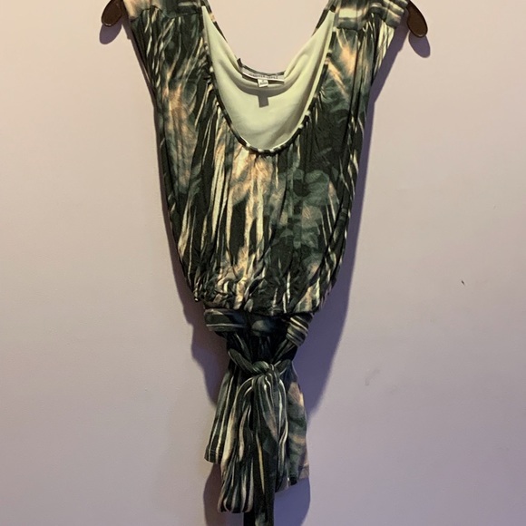 Jennifer Lopez Watercolor Tie Waist Top - Picture 4 of 6